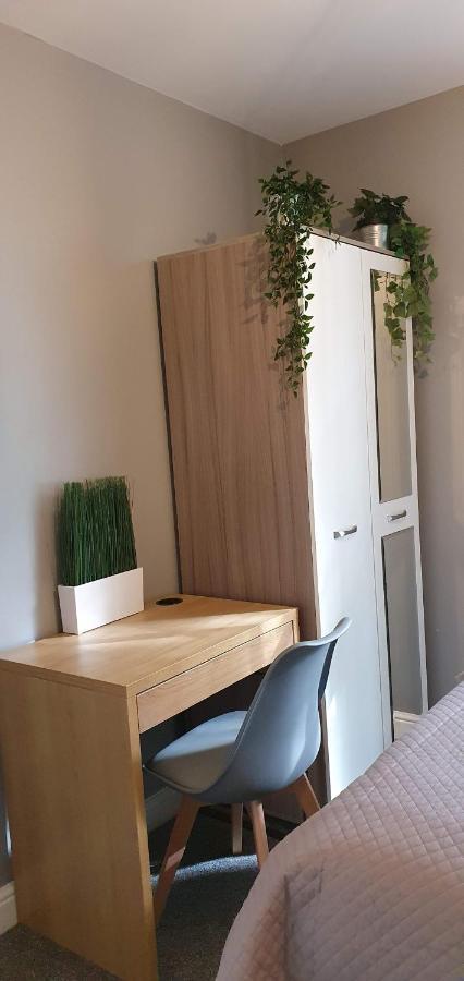 Darwin Stays - Service Accommodation In Newcastle Under Lyme City Centre Exterior photo