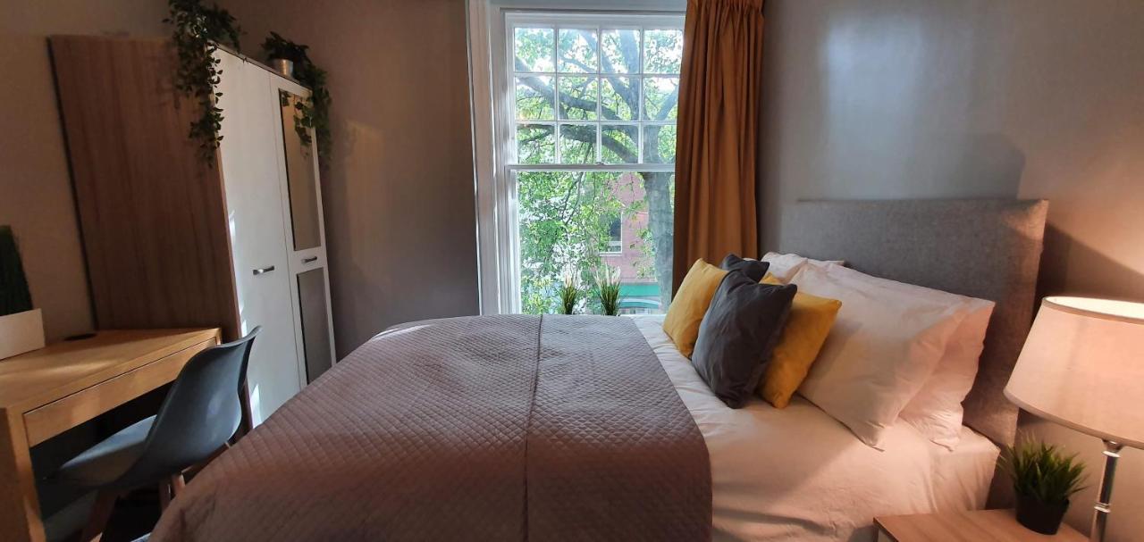 Darwin Stays - Service Accommodation In Newcastle Under Lyme City Centre Exterior photo