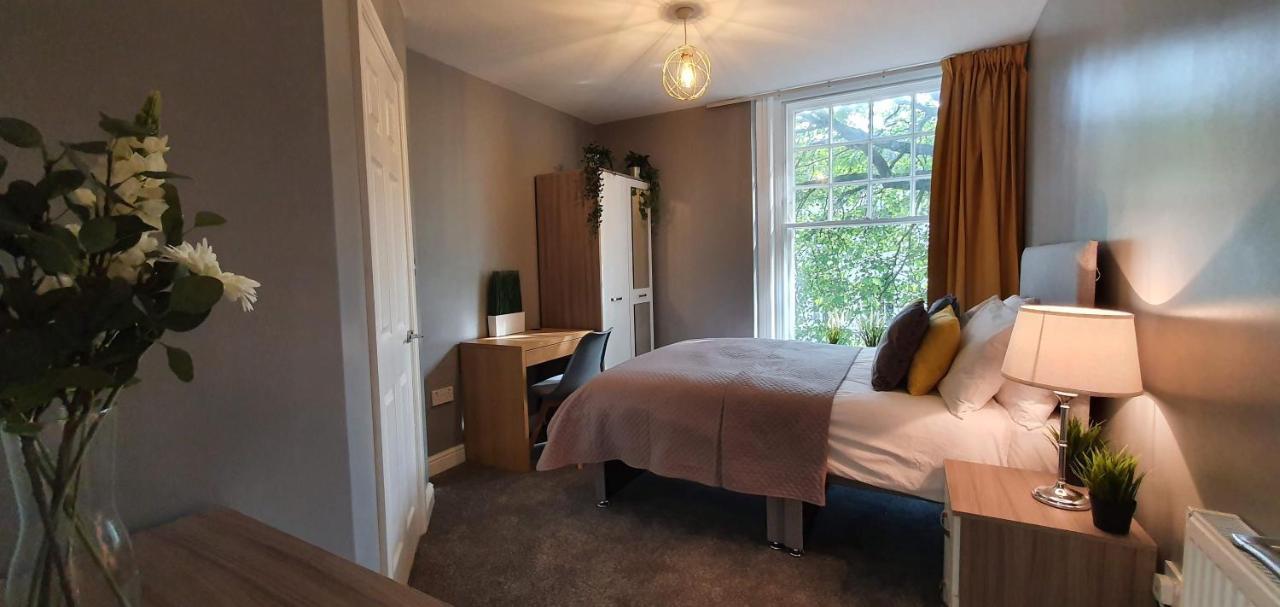 Darwin Stays - Service Accommodation In Newcastle Under Lyme City Centre Exterior photo