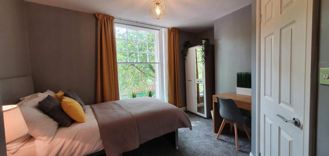 Darwin Stays - Service Accommodation In Newcastle Under Lyme City Centre Exterior photo