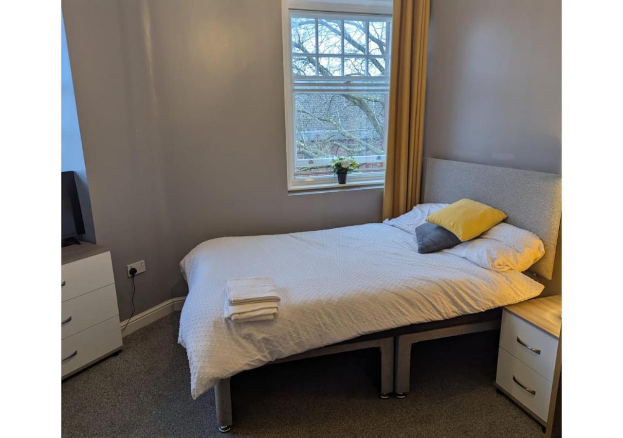 Darwin Stays - Service Accommodation In Newcastle Under Lyme City Centre Exterior photo