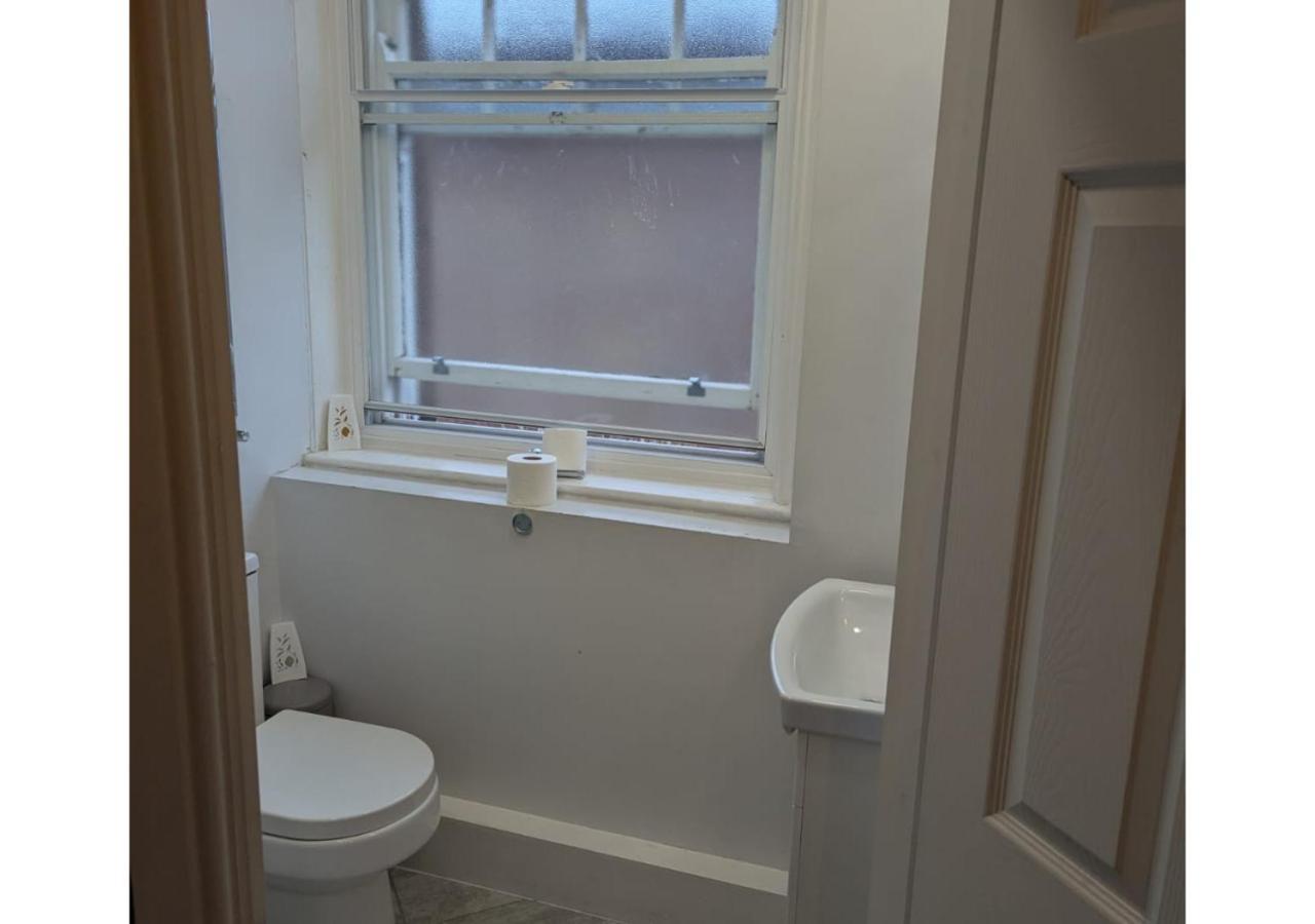 Darwin Stays - Service Accommodation In Newcastle Under Lyme City Centre Exterior photo
