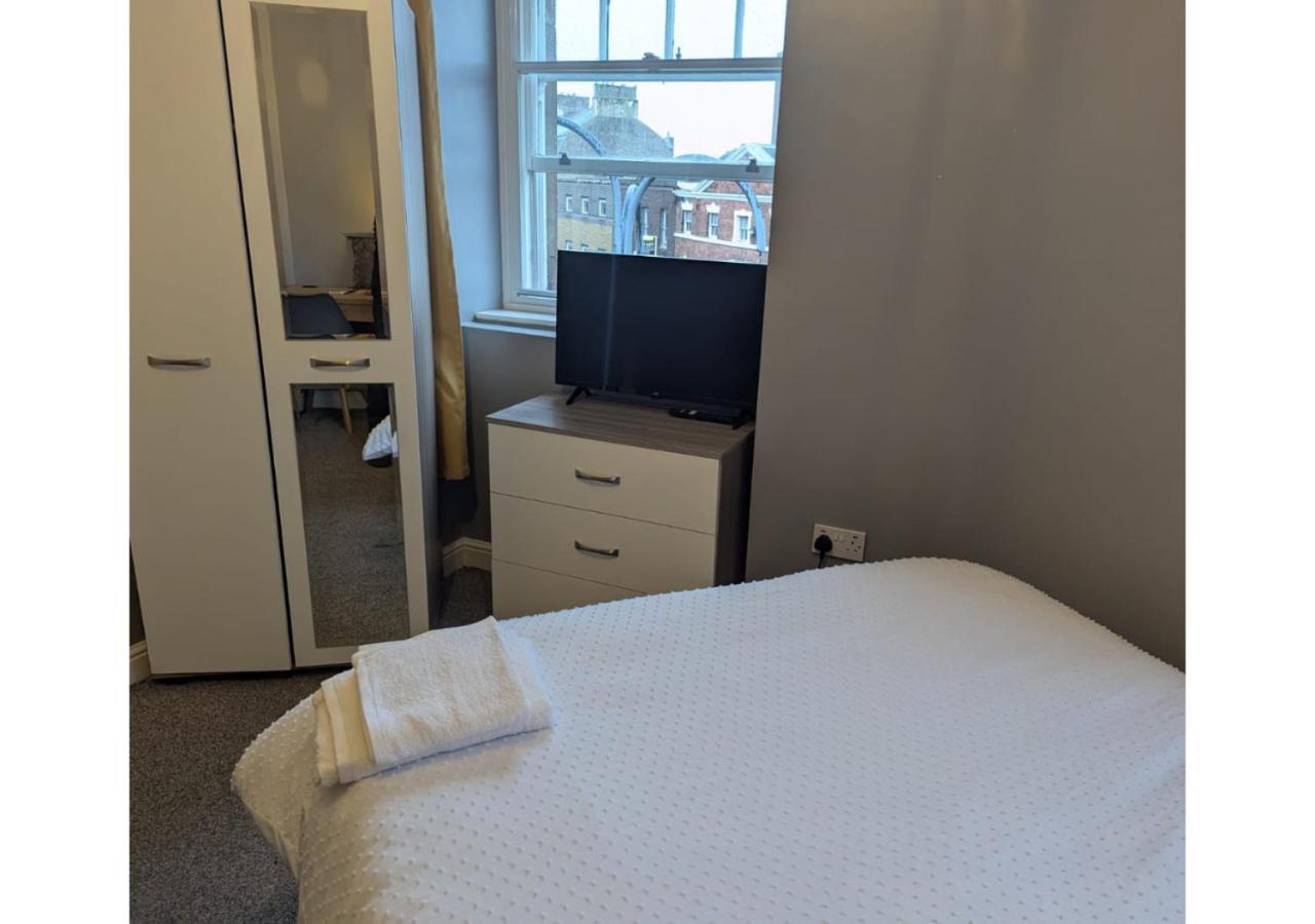 Darwin Stays - Service Accommodation In Newcastle Under Lyme City Centre Exterior photo