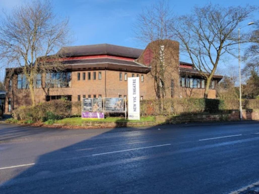 Darwin Stays - Service Accommodation In Newcastle Under Lyme City Centre Exterior photo
