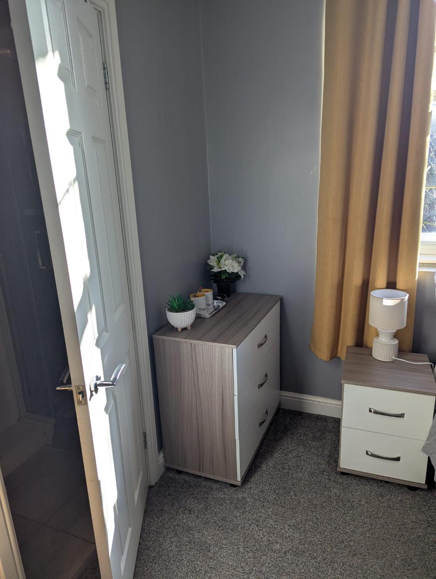 Darwin Stays - Service Accommodation In Newcastle Under Lyme City Centre Exterior photo