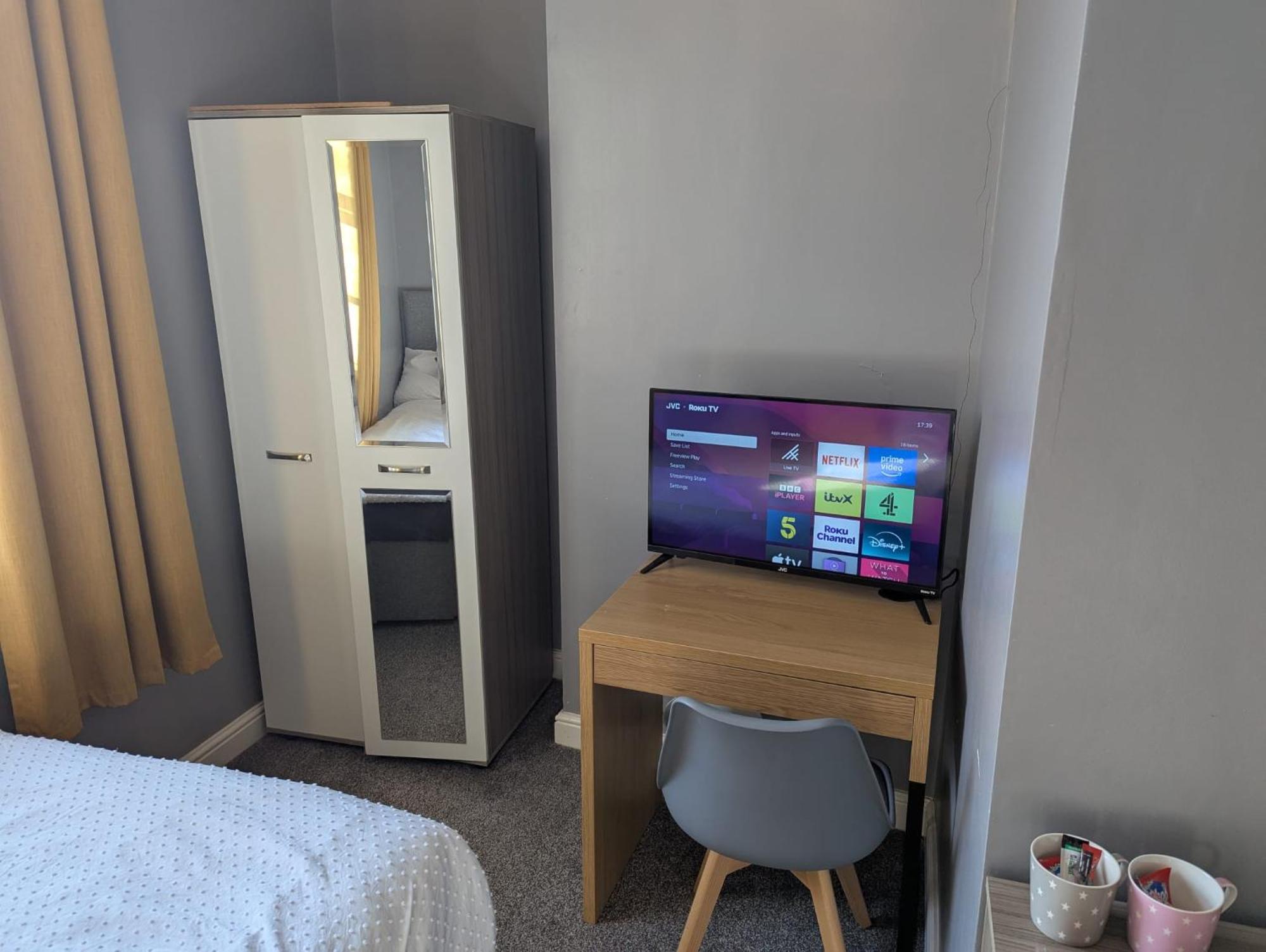 Darwin Stays - Service Accommodation In Newcastle Under Lyme City Centre Exterior photo